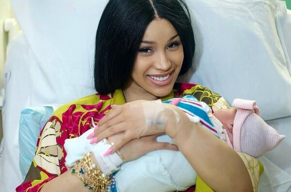 Cardi B: Τα βραχιόλια με τα ονόματα των παιδιών της και οι εικασίες για το τρίτο της παιδί 