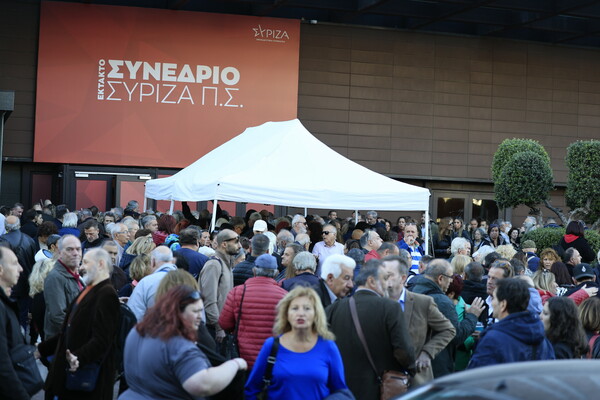 ΣΥΡΙΖΑ: Δεκάδες οπαδοί Κασσελάκη έξω από τον χώρο του συνεδρίου