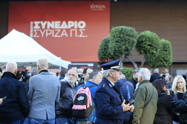 ΣΥΡΙΖΑ: Δεκάδες οπαδοί Κασσελάκη έξω από τον χώρο του συνεδρίου