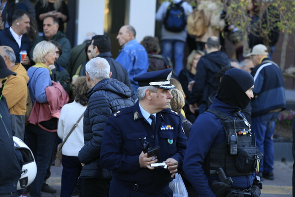 ΣΥΡΙΖΑ: Δεκάδες οπαδοί Κασσελάκη έξω από τον χώρο του συνεδρίου