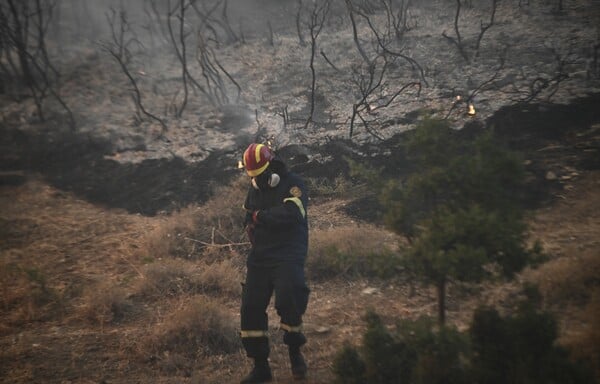 Θεσσαλονίκη: Πέθανε πυροσβέστης ενώ έσβηνε φωτιά