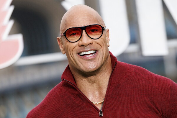 Ο Dwayne Johnson παραδέχεται ότι χρησιμοποιεί μπουκάλια νερού για την ανάγκη του στα γυρίσματα: «Ναι, αυτό συμβαίνει»