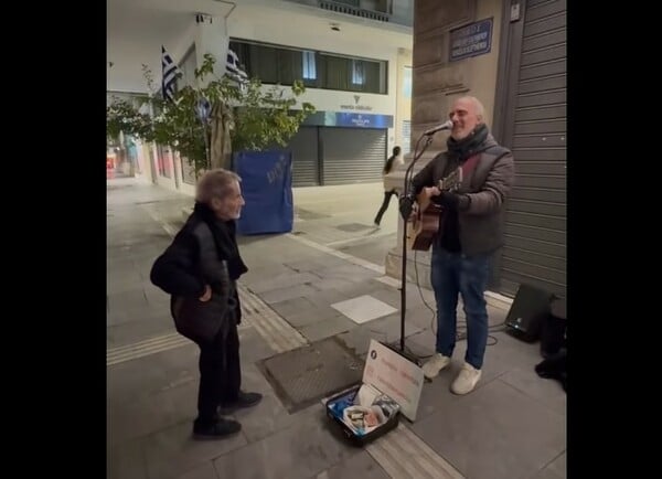 Ο Σταύρος Ξαρχάκος ακούει πλανόδιο μουσικό να παίζει το «Ήτανε μια φορά» και συγκινείται