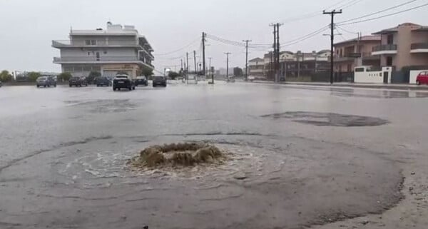 Η κακοκαιρία σαρώνει το Ναύπλιο - Ποτάμια οι δρόμοι στο κέντρο της πόλης