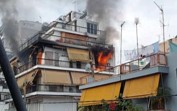 Φωτιά σε διαμέρισμα στον Πειραιά - Απεγκλωβίστηκαν 2 άνθρωποι