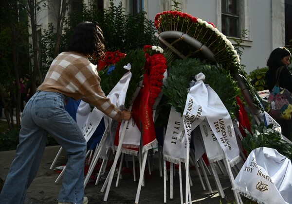 Συνθήματα, λουλούδια και στεφάνια έξω από το Πολυτεχνείο για την 51η επέτειο από την εξέγερση