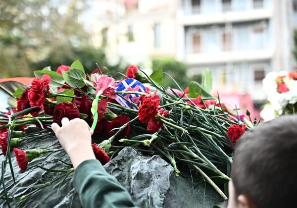 Συνθήματα, λουλούδια και στεφάνια έξω από το Πολυτεχνείο για την 51η επέτειο από την εξέγερση