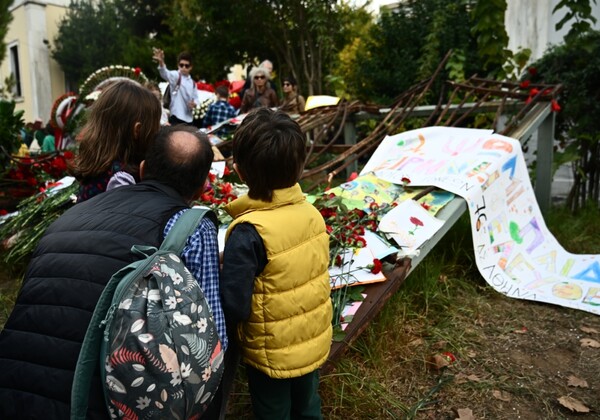 Συνθήματα, λουλούδια και στεφάνια έξω από το Πολυτεχνείο για την 51η επέτειο από την εξέγερση