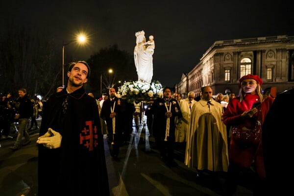 Νοτρ Νταμ: Επέστρεψε στον καθεδρικό ναό το άγαλμα της Παναγίας