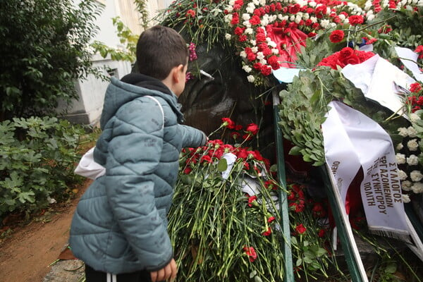 Υπό βροχή άνοιξαν οι πύλες του Πολυτεχνείου – Επί ποδός 5.500 αστυνομικοί