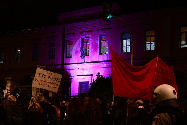 Πολυτεχνείο: Έφτασε στην αμερικανική πρεσβεία η πορεία