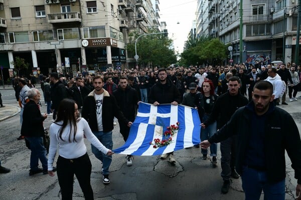 Πολυτεχνείο: Προς την αμερικανική πρεσβεία η αιματοβαμμένη σημαία