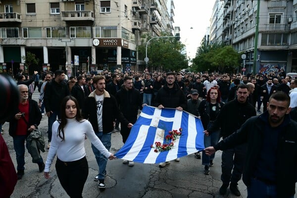 Πολυτεχνείο: Προς την αμερικανική πρεσβεία η αιματοβαμμένη σημαία