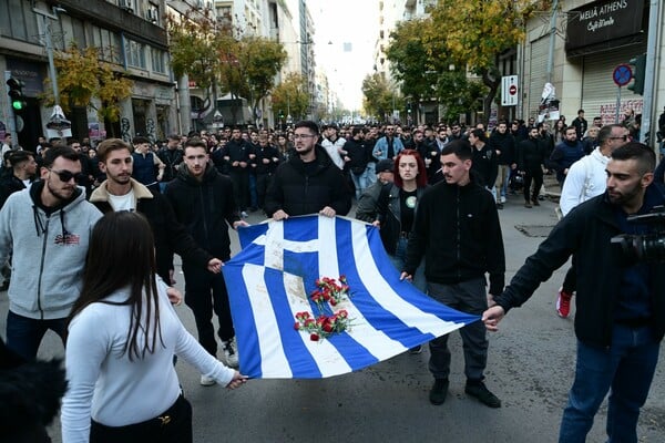 Πολυτεχνείο: Προς την αμερικανική πρεσβεία η αιματοβαμμένη σημαία