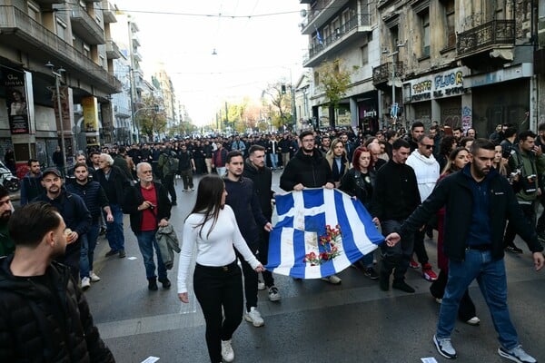 Πολυτεχνείο: Προς την αμερικανική πρεσβεία η αιματοβαμμένη σημαία