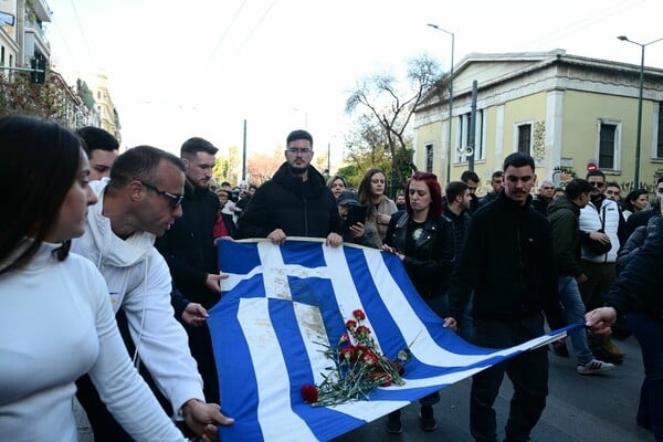 Πολυτεχνείο: Προς την αμερικανική πρεσβεία η αιματοβαμμένη σημαία