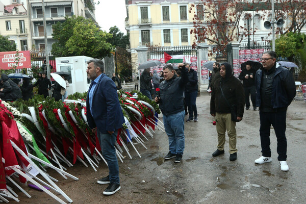 Υπό βροχή άνοιξαν οι πύλες του Πολυτεχνείου – Επί ποδός 5.500 αστυνομικοί