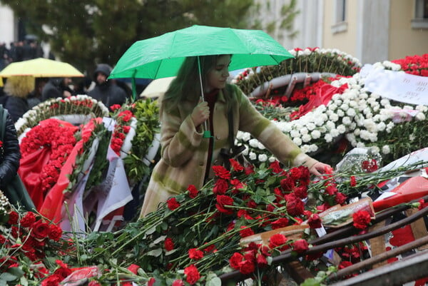 Υπό βροχή άνοιξαν οι πύλες του Πολυτεχνείου – Επί ποδός 5.500 αστυνομικοί