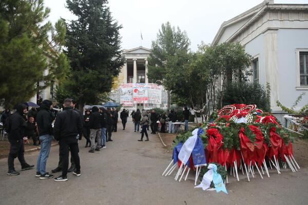 Υπό βροχή άνοιξαν οι πύλες του Πολυτεχνείου – Επί ποδός 5.500 αστυνομικοί