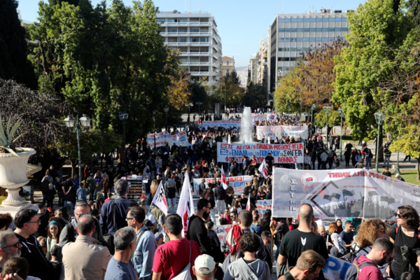 Απεργία σήμερα: Στιγμιότυπα από τις πορείες σε Αθήνα και Θεσσαλονίκη