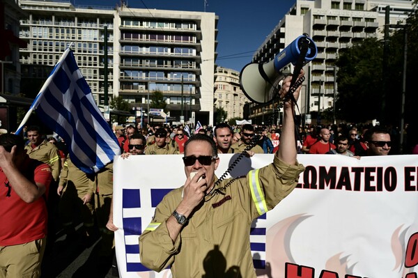 Απεργία σήμερα: Στιγμιότυπα από τις πορείες σε Αθήνα και Θεσσαλονίκη