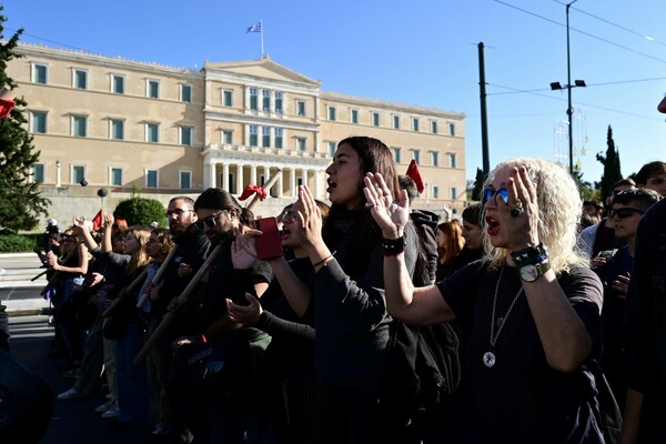 Απεργία σήμερα: Στιγμιότυπα από τις πορείες σε Αθήνα και Θεσσαλονίκη