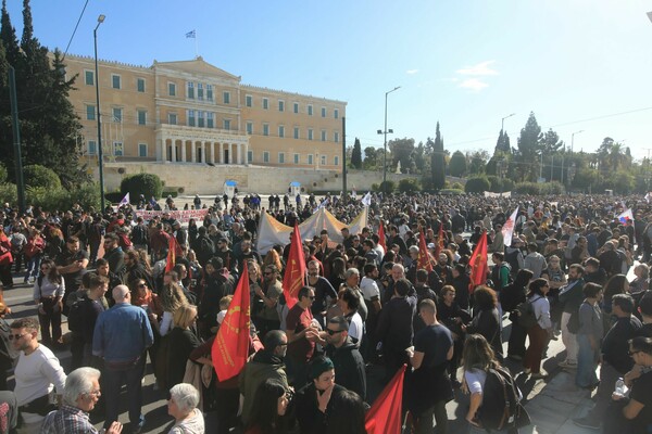 Απεργία σήμερα: Στιγμιότυπα από τις πορείες σε Αθήνα και Θεσσαλονίκη