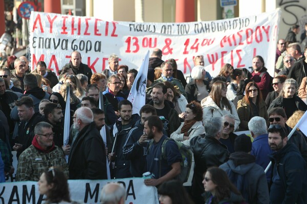 Απεργία σήμερα: Στιγμιότυπα από τις πορείες σε Αθήνα και Θεσσαλονίκη