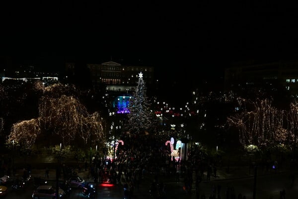 Φωταγωγήθηκε το χριστουγεννιάτικο δέντρο στο Σύνταγμα - Η Αθήνα «φόρεσε» τα γιορτινά της