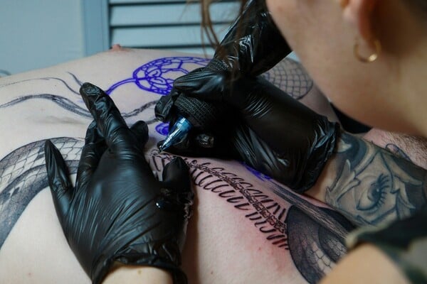 Ουαλία: Νέος και αυστηρός νόμος για τους tattoo και make-up artists