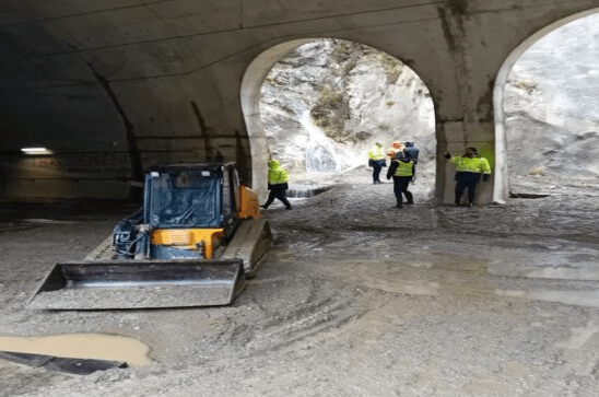 Κλειστή παραμένει η σιδηροδρομική γραμμή Θεσσαλονίκης -Αθήνας στο ύψος της σήραγγας των Τεμπών