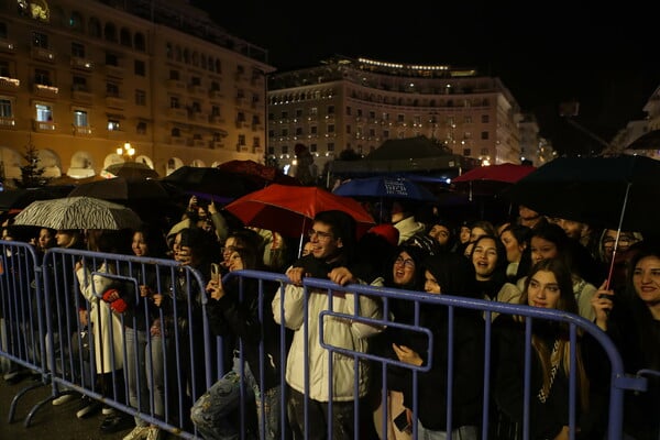 Φωταγωγήθηκε εν μέσω βροχής το χριστουγεννιάτικο δέντρο στη Θεσσαλονίκη