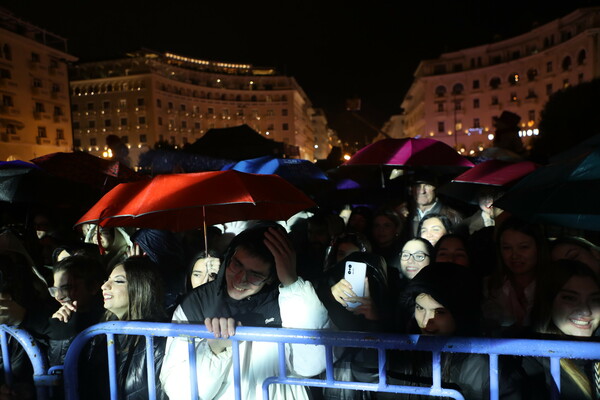 Φωταγωγήθηκε εν μέσω βροχής το χριστουγεννιάτικο δέντρο στη Θεσσαλονίκη