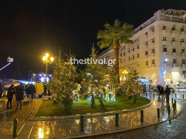 Φωταγωγήθηκε εν μέσω βροχής το χριστουγεννιάτικο δέντρο στη Θεσσαλονίκη