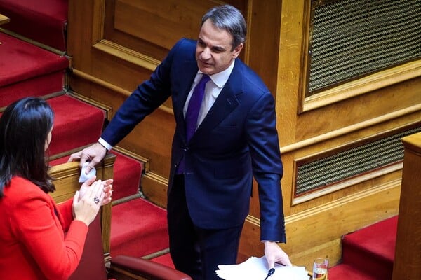 Κυριάκος Μητσοτάκης: Αποχώρησε από τη Βουλή λόγω πόνου στη μέση