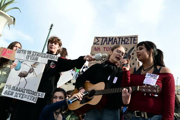 Καλλιτεχνικά και μουσικά σχολεία: Με δρώμενα η διαμαρτυρία των μαθητών στο Σύνταγμα