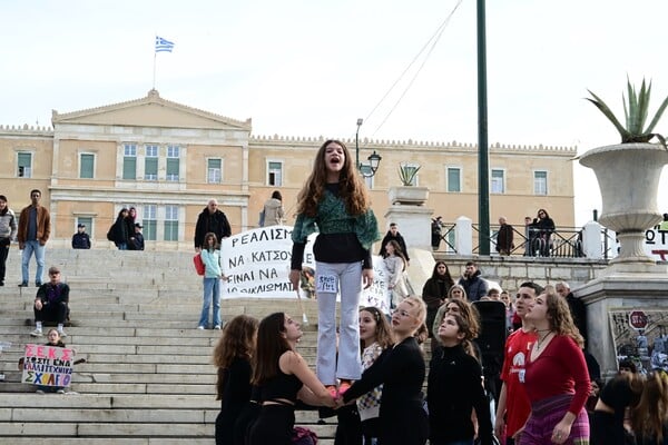 Καλλιτεχνικά και μουσικά σχολεία: Με δρώμενα η διαμαρτυρία των μαθητών στο Σύνταγμα