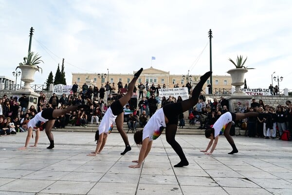 Καλλιτεχνικά και μουσικά σχολεία: Με δρώμενα η διαμαρτυρία των μαθητών στο Σύνταγμα