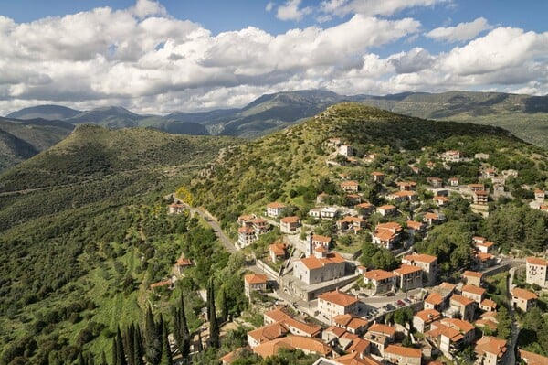 Η Στέφανι πήγε μια βόλτα στην Καρύταινα, και αποφάσισε να μείνει