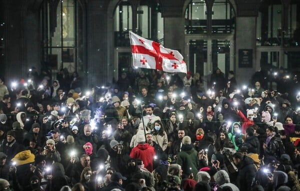 Γεωργία: Ξανά στους δρόμους χιλιάδες διαδηλωτές - Στο πλευρό τους Γαλλία, Γερμανία και Πολωνία