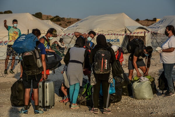 Η Ελλάδα -μαζί με Γερμανία, Αυστρία- σταματούν την επεξεργασία αιτήσεων ασύλου για πρόσφυγες από Συρία, γράφουν οι FT