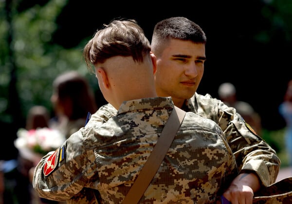 Υποχρεωτική στράτευση 18χρονων αποφασίζει η Ουκρανία 