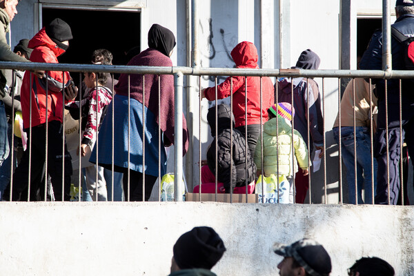 Η μία μετά την άλλη οι χώρες της ΕΕ -μαζί και η Ελλάδα- σταματούν την επεξεργασία αιτήσεων ασύλου από Σύρους πρόσφυγες