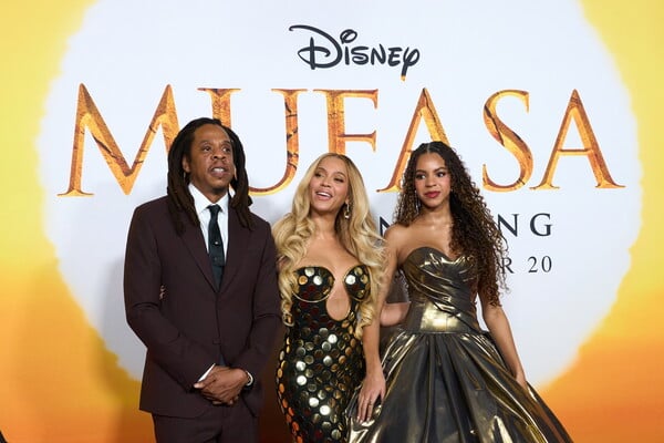 Jay-Z και Beyoncé με την κόρη τους Blue Ivy στην πρεμιέρα του «Mufasa: The Lion King»