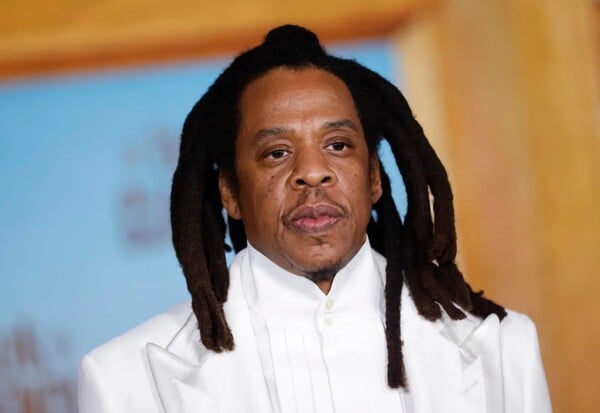 Jay-Z: «Αποκαλύψτε το όνομά της ή απορρίψτε την υπόθεση» ζητά μετά τις κατηγορίες για τον βιασμό 13χρονης