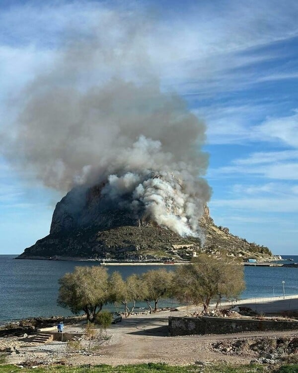 Υπό μερικό έλεγχο η φωτιά στη Μονεμβασιά