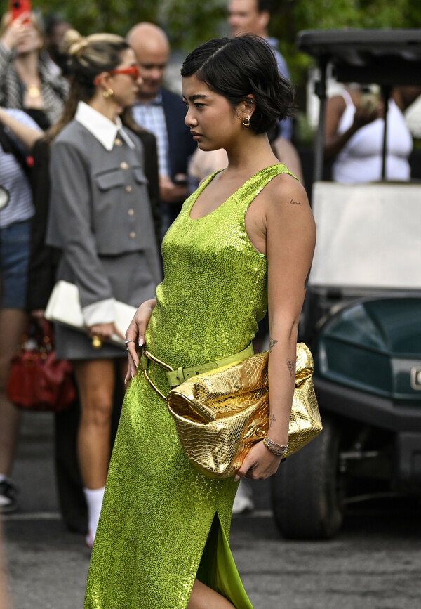 Outfit Πρωτοχρονιάς: Μαύρο midi και lime απόχρωση «ψηφίζουν» οι fashion experts