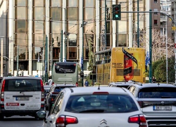 Κίνηση τώρα: Με δυσκολία η κυκλοφορία στους δρόμους