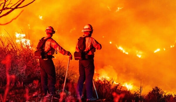 Η μεγάλη φωτιά που καίει στο Μαλιμπού μέσα από 10 φωτογραφίες