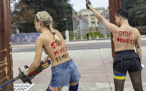 Φεμινίστριες της Femen προκάλεσαν ζημιές σε μνημείο έξω από το κτίριο του ΟΗΕ στη Γενεύη